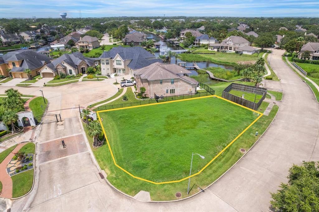 APPROXIMATE OUTLINE OF LOT.