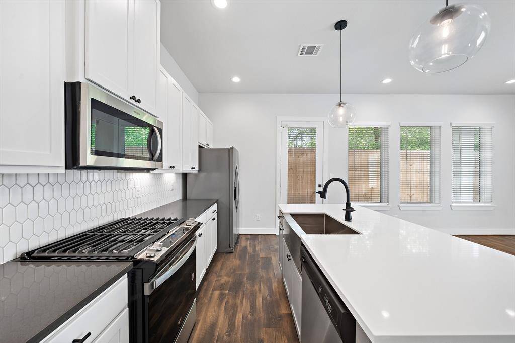 This kitchen is perfect for those who love to cook at home. Stainless steel appliances are included by landlord and tenants will cover the maintenance.
