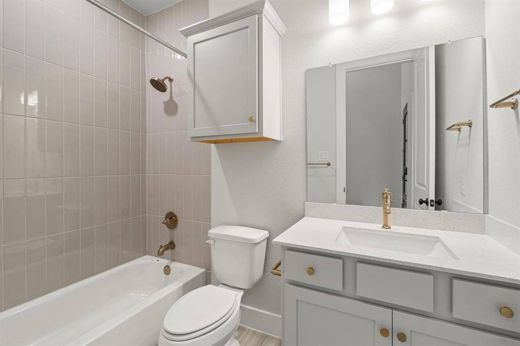 Secondary bathroom (DOWN)