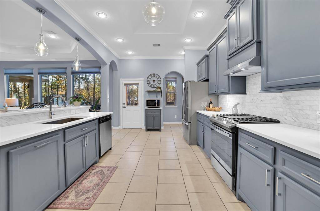 From the dining room, we can appreciate that unobstructed view all the way to the coffee area and back door and on to the beautiful outdoor paradise.