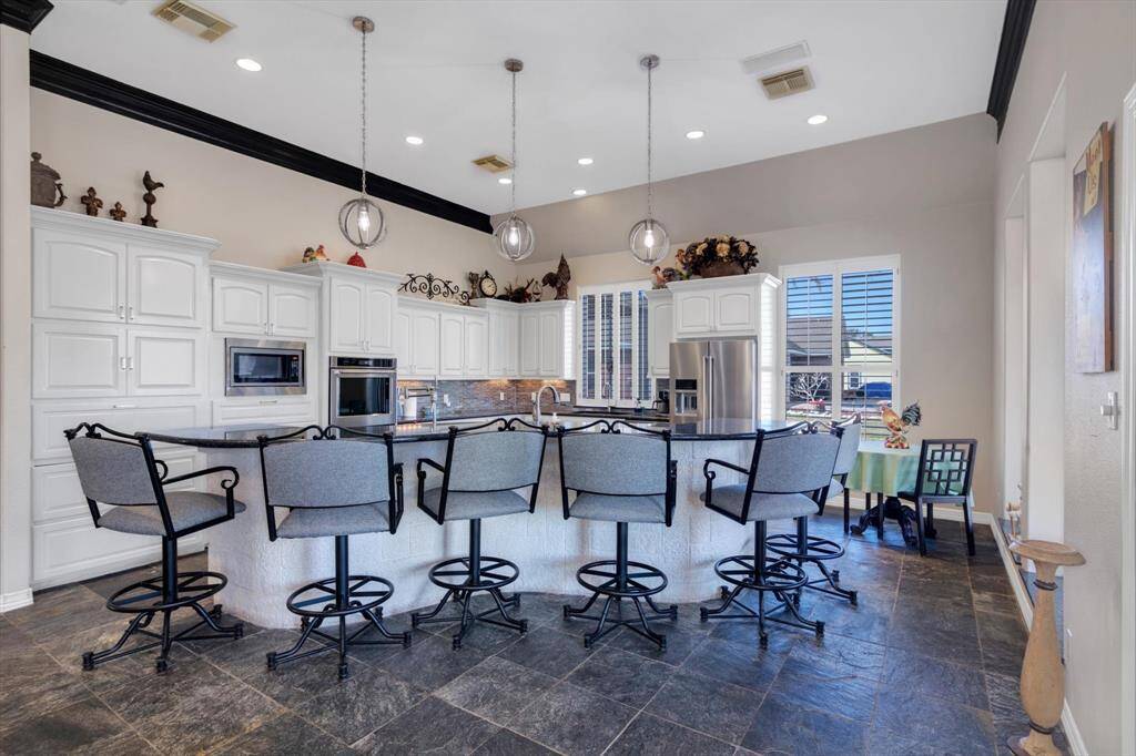 Large island with breakfast bar