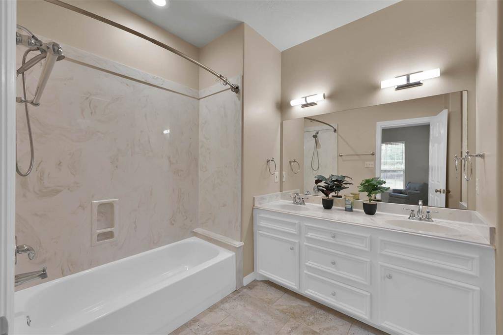 Ensuite bathroom .- Bedroom 2