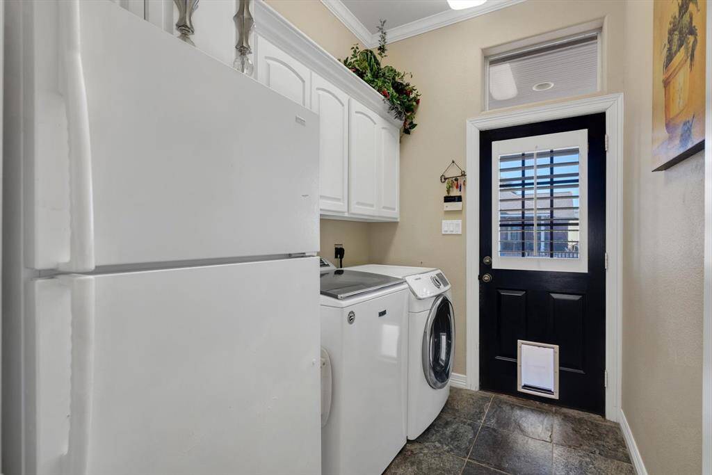 Utility Room/door leading to screened breeze way