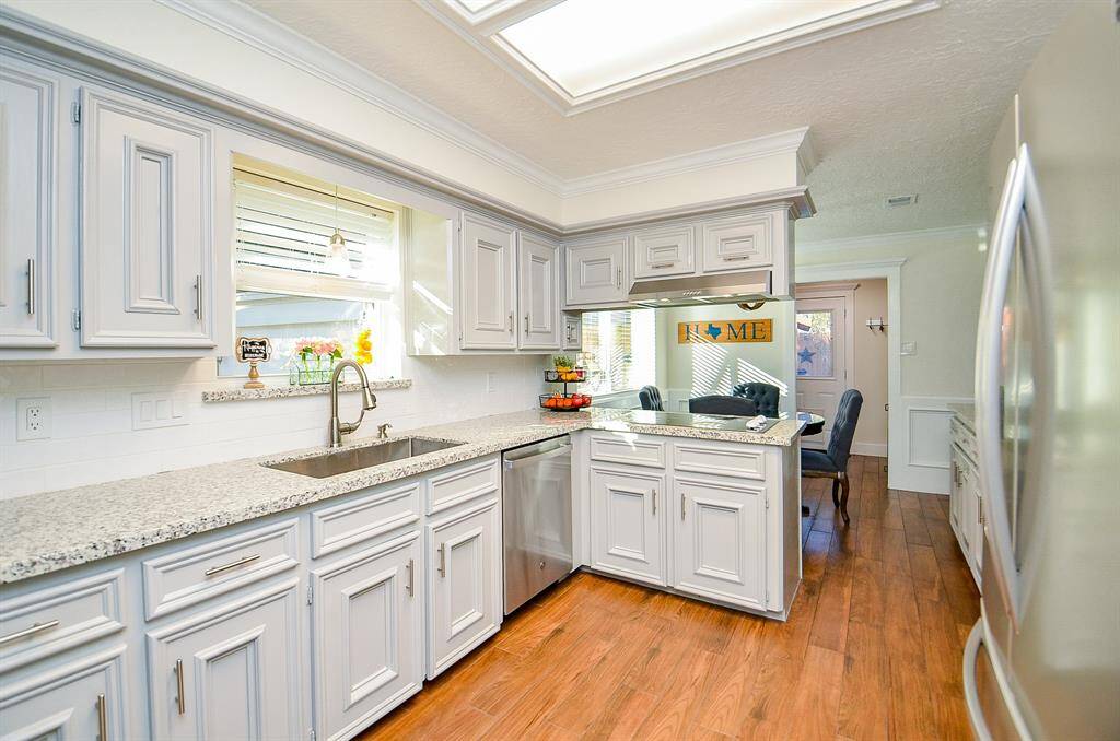 The chef's kitchen features wonderful granite countertops & classic crown molding to add warmth to the room.