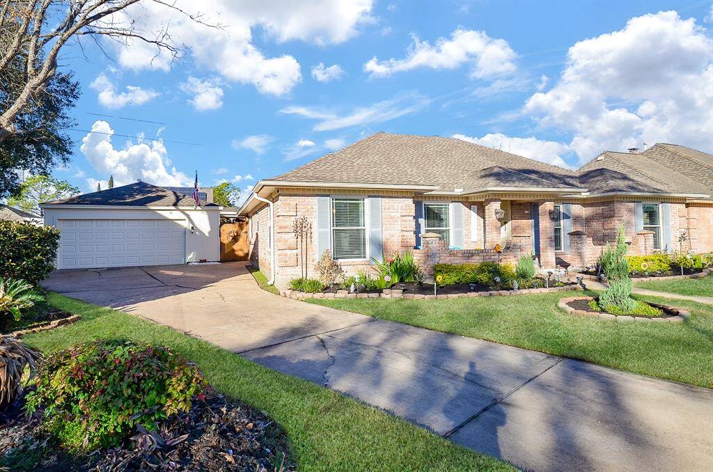 This beautiful home is very convenient to Highway 6, highway 90 & Westpark Tollway.