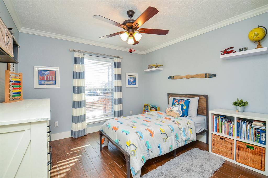 A secondary bedroom.