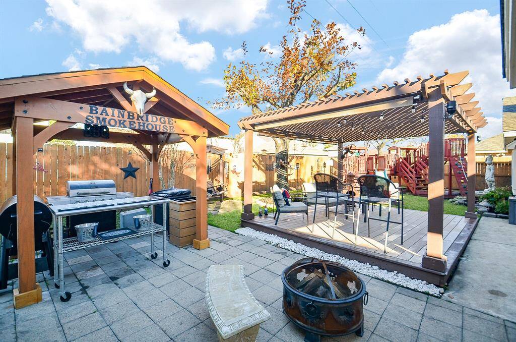 Another photo of the fabulous pergola area.