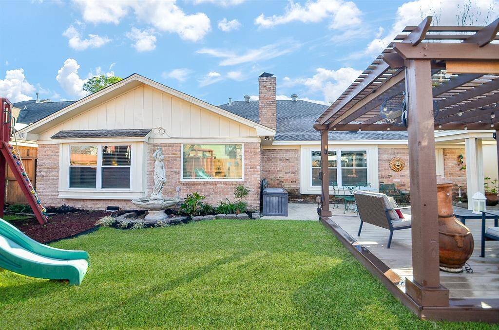 This is a very inviting back yard.