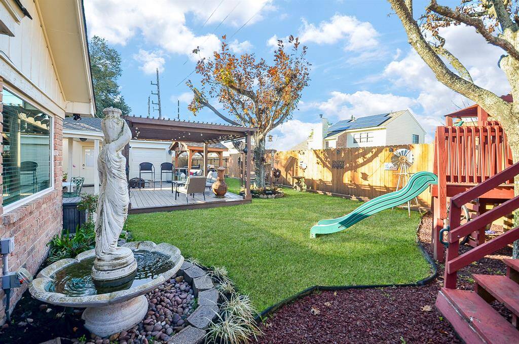 Another view of this meticulously kept back yard.