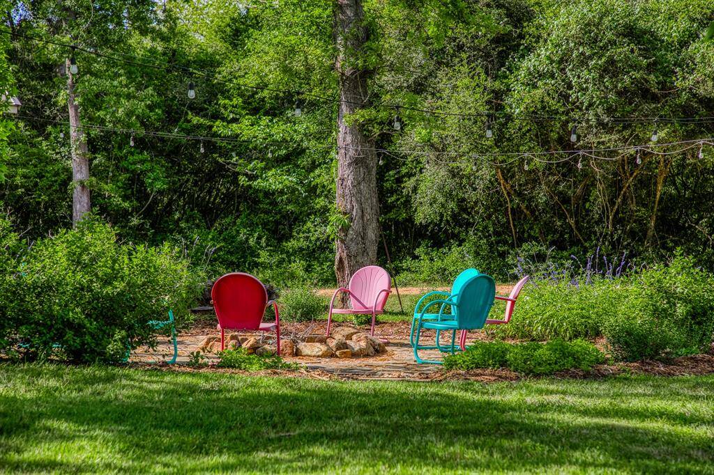 Imagine inviting your friends to hang out and watch sunsets under this beautiful setting.