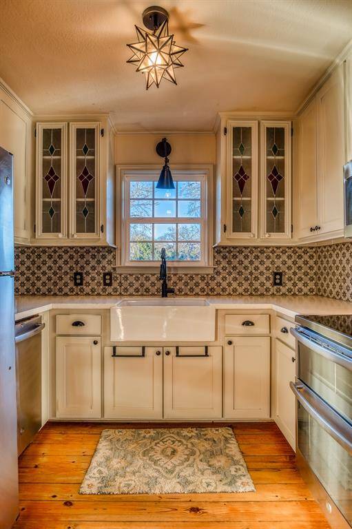What a beautiful & well thought out space! The details of this precious kitchen add so much fun to your daily routine.