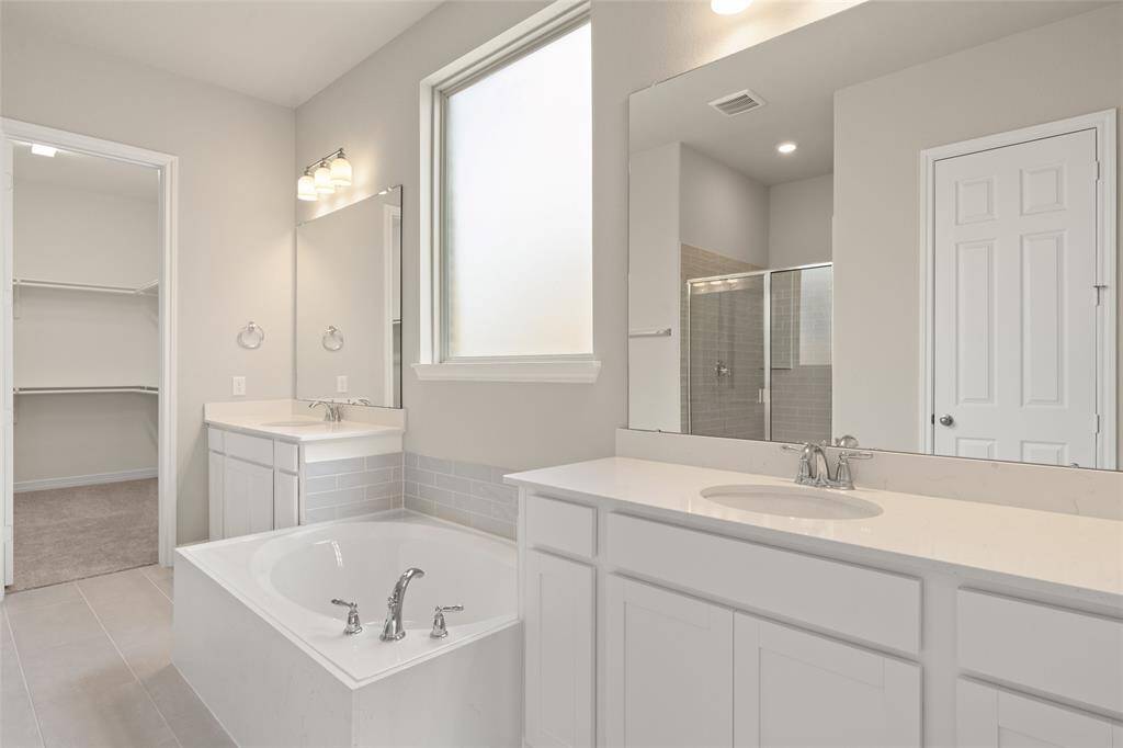 Note: Sample product photo. Actual exterior and interior selections may vary by homesite.