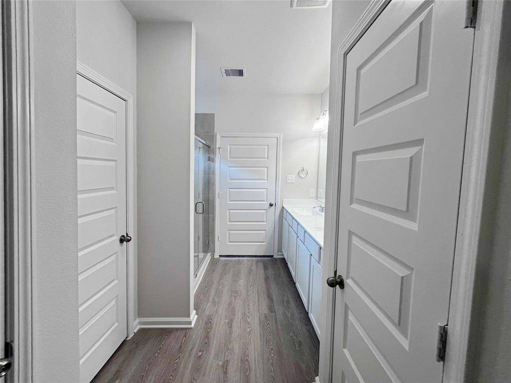 The Robin II- Primary Bathroom. Sample photo used for illustrative purposes only, options/colors will vary.