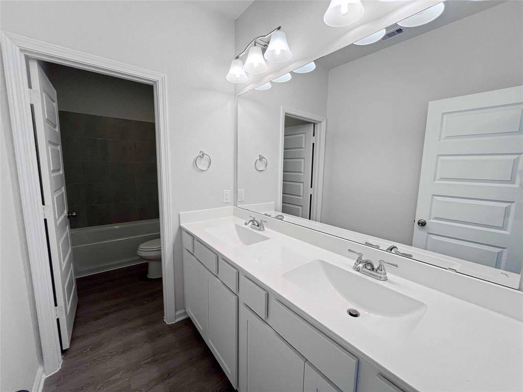 The Robin II- Secondary Bathroom. Sample photo used for illustrative purposes only, options/colors will vary.