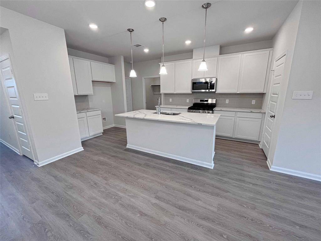 The Robin II- Dining Area into Kitchen. Sample photo used for illustrative purposes only, options/colors will vary.