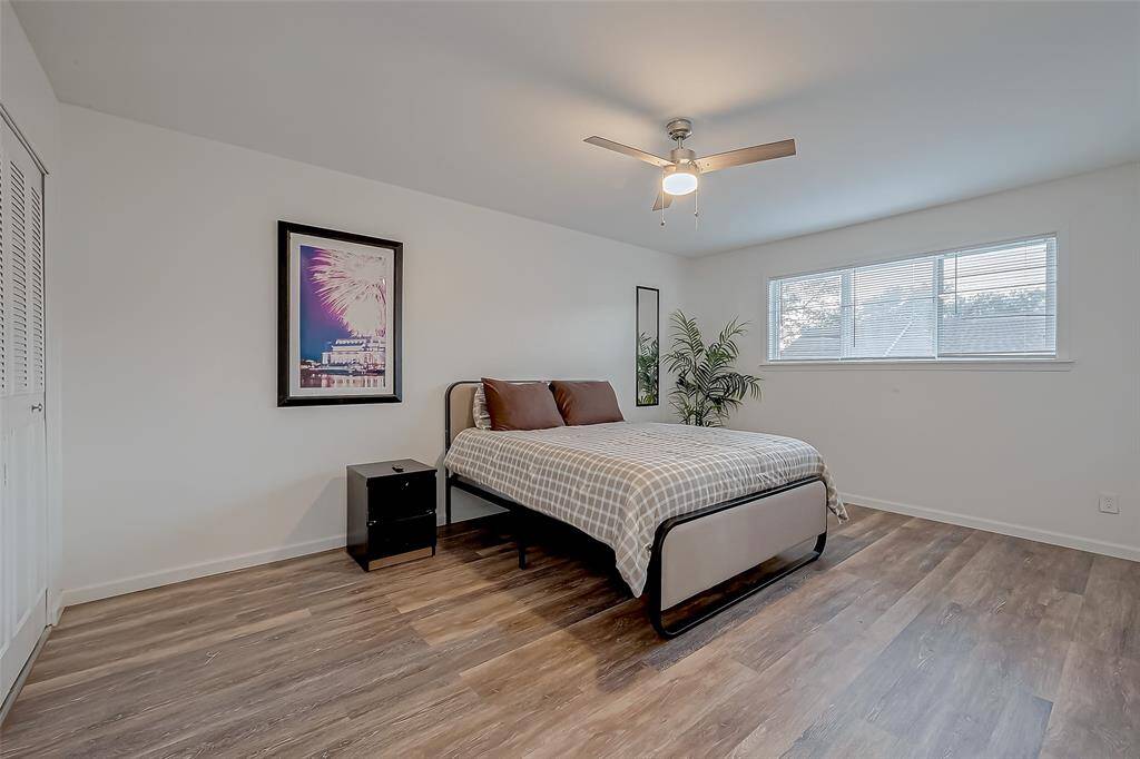 Comfortable and versatile secondary bedroom, ideal for guests, an office, or extra space.