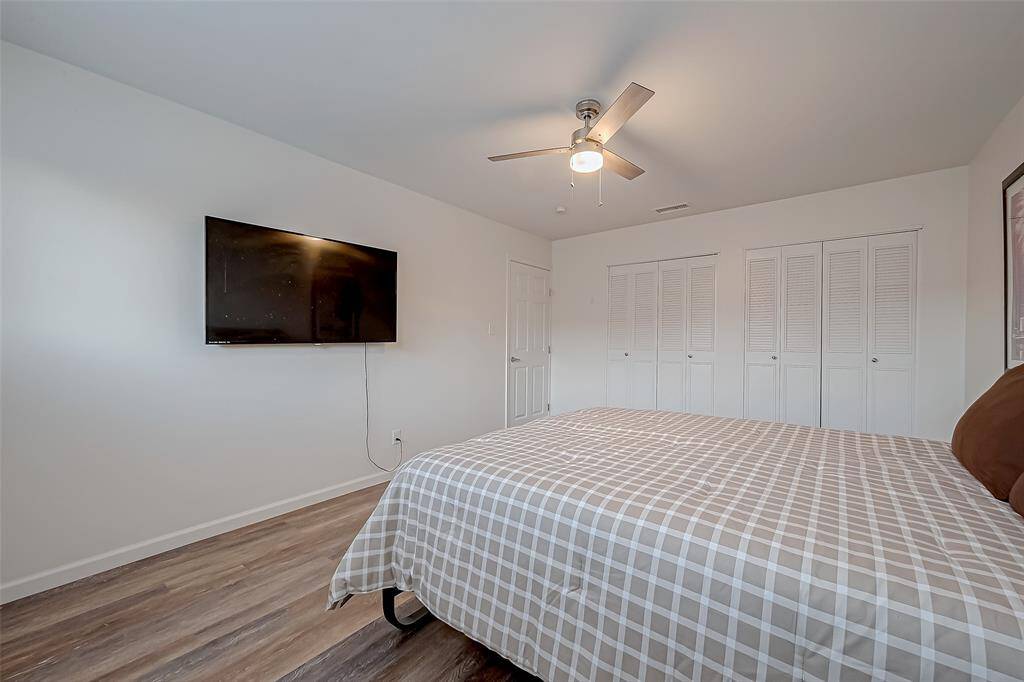 Comfortable and versatile secondary bedroom, ideal for guests, an office, or extra space.