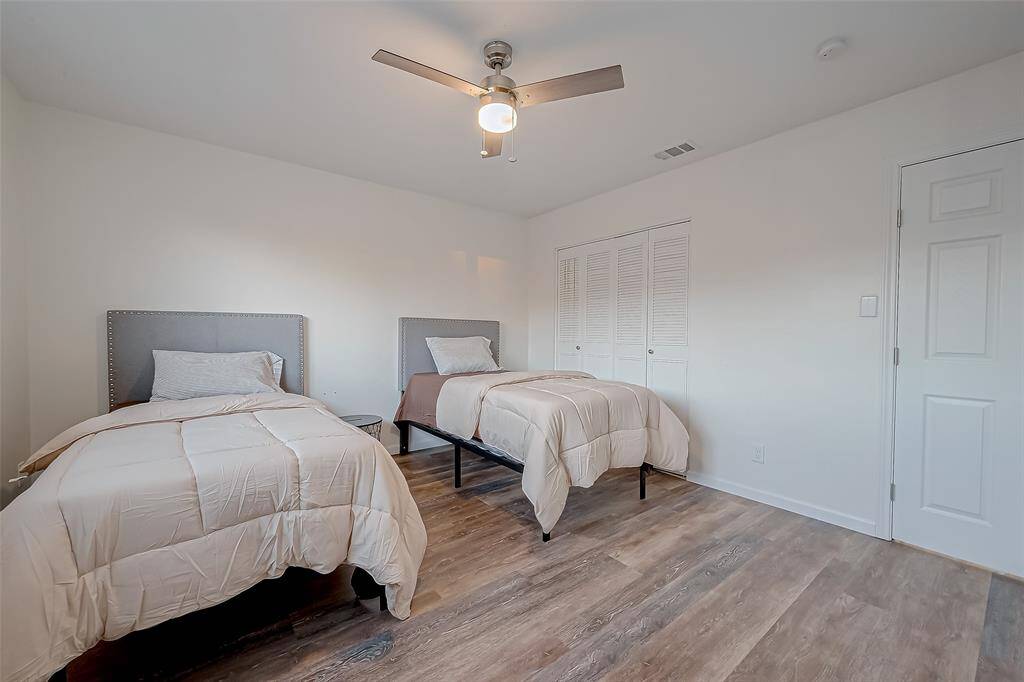 Comfortable and versatile secondary bedroom, ideal for guests, an office, or extra space.