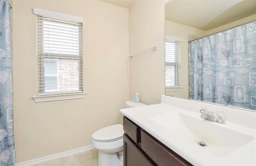 Secondary bathroom.