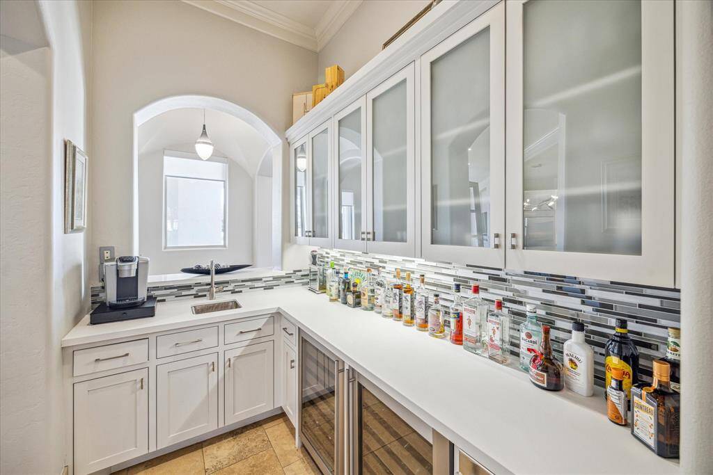 Wet bar located between the formal dining room, living room and kitchen/breakfast rooms