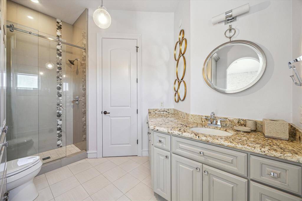 Spacious secondary bathroom