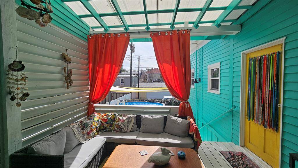 Enjoy this Boho feel on the Patio/Balcony. Relax and drink your coffee in the morning!