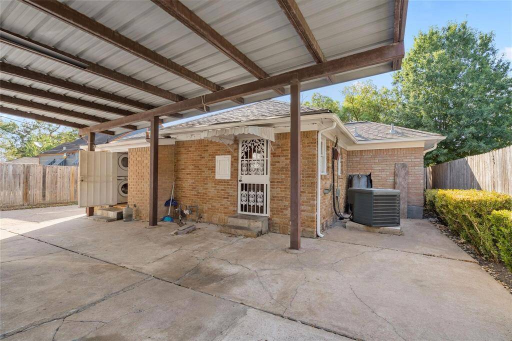 Huge covered area in back