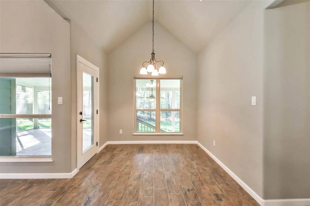 high ceilings - breakfast area