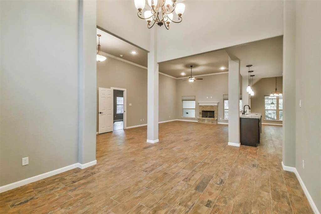 high ceilings / open floorplan