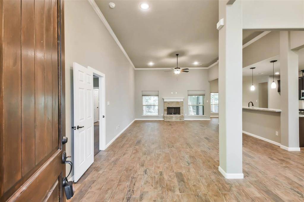 high ceilings / open floorplan