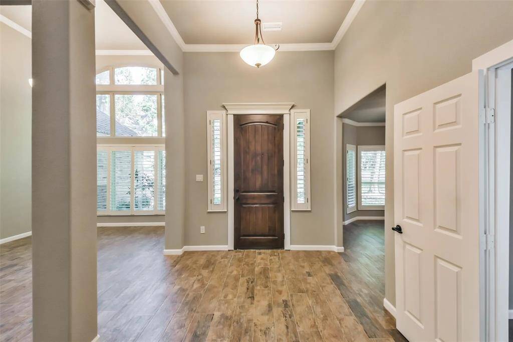 high ceilings / open floorplan