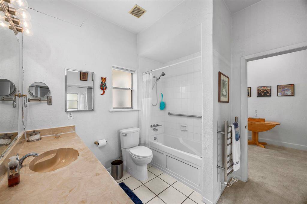 Full bath shared by both bedrooms.