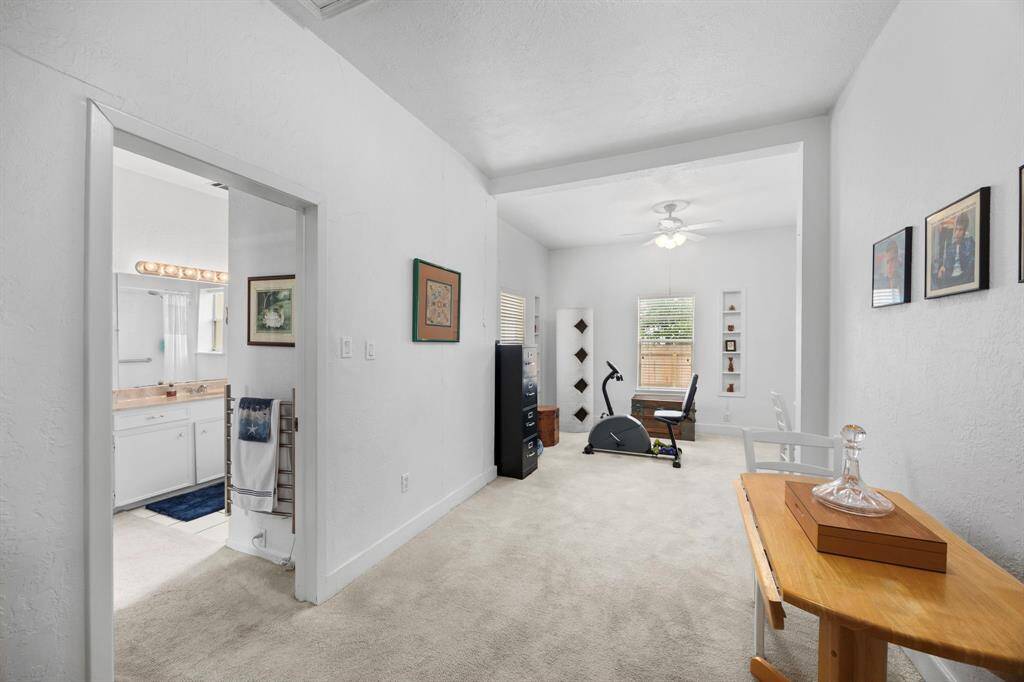 Large secondary bedroom that could easily be split into two separate rooms.