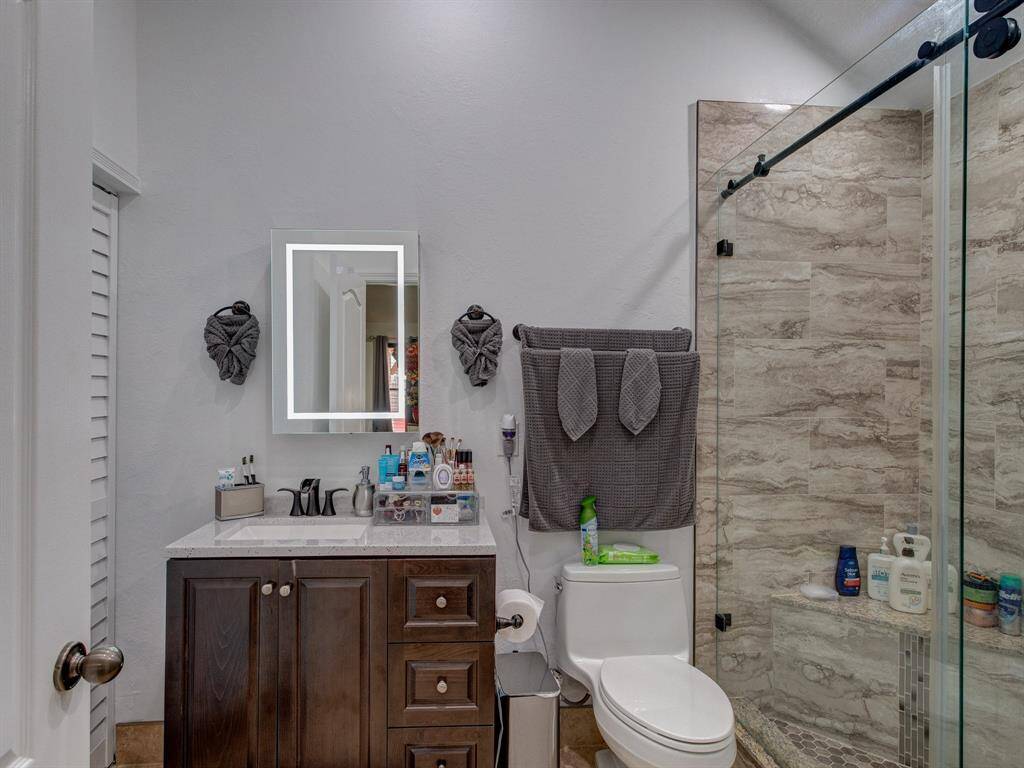 Master Bath 9.8 ft x 6.5 ft