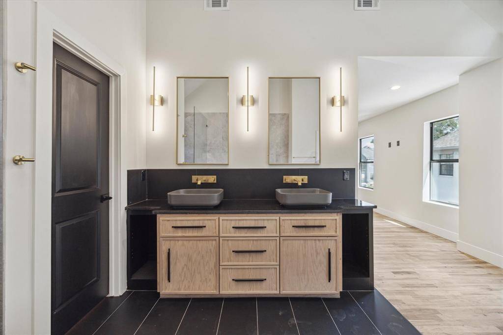 Light, wood, stone, glass, and slate; all natural and all harmonious.