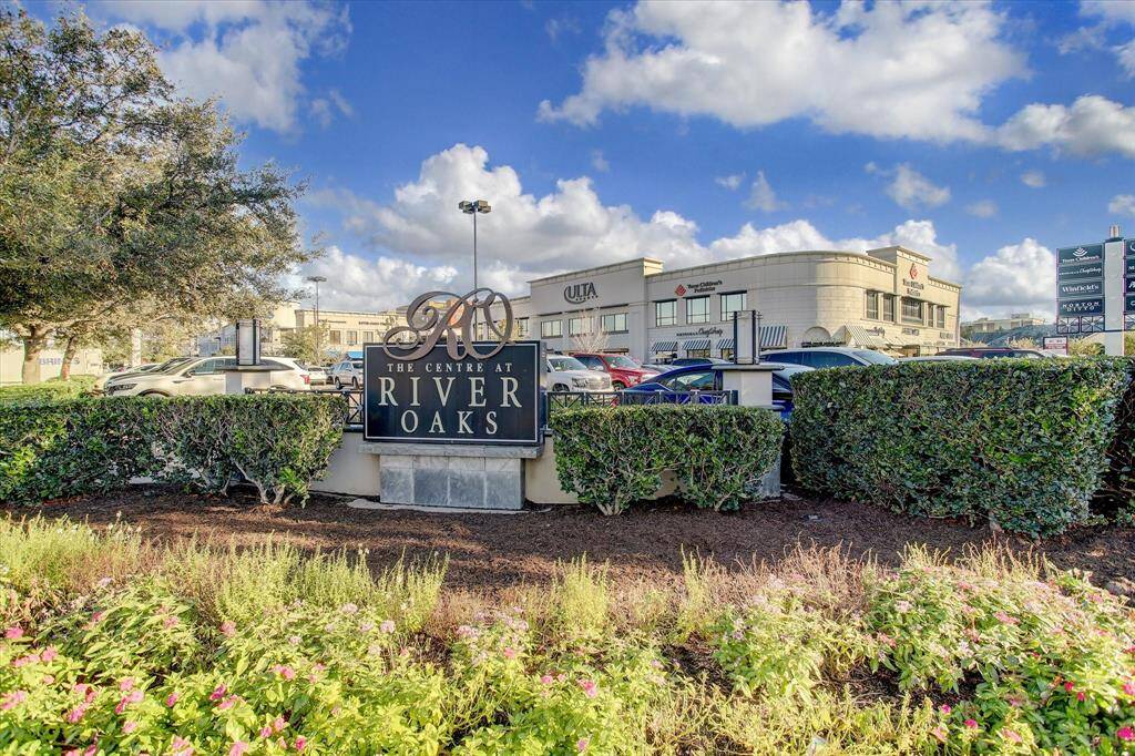 Centrally located with easy accessibility to Upper Kirby, Montrose, River Oaks, and more.
