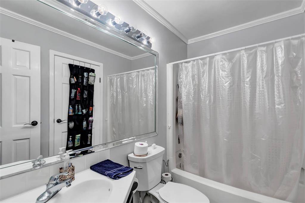 Primary bath w/ jetted garden tub