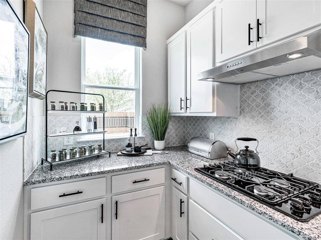 Handy spice kitchen is perfect with extra gas cooktop and great prep space.