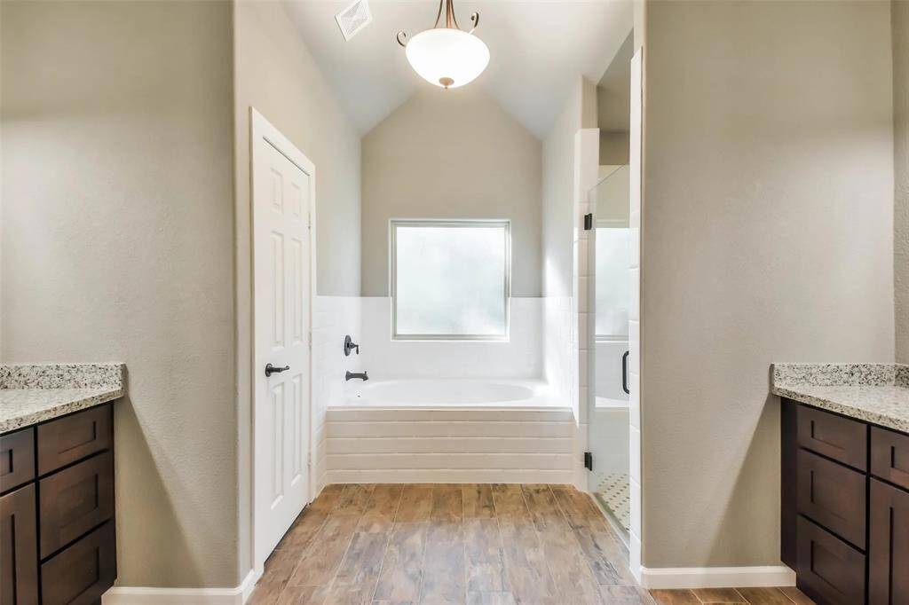 primary bathroom: bathtub + walk-in shower + 2 walk-in closets + private toilet room. FULL OF NATURAL LIGHT