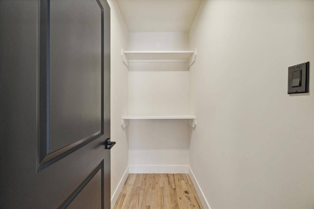 And nicely sized closet.