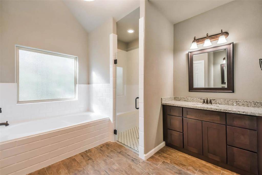 primary bathroom: bathtub + walk-in shower + 2 walk-in closets + private toilet room. FULL OF NATURAL LIGHT