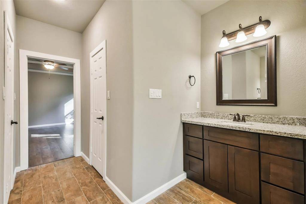 primary bathroom: bathtub + walk-in shower + 2 walk-in closets + private toilet room. FULL OF NATURAL LIGHT