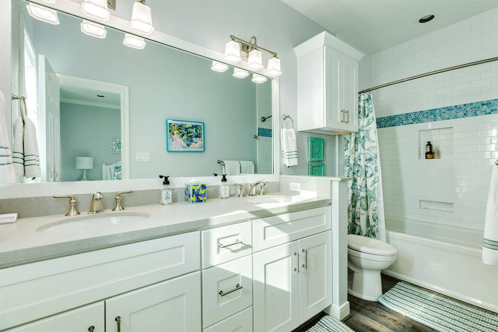 Ensuite bath to 3rd bedroom.