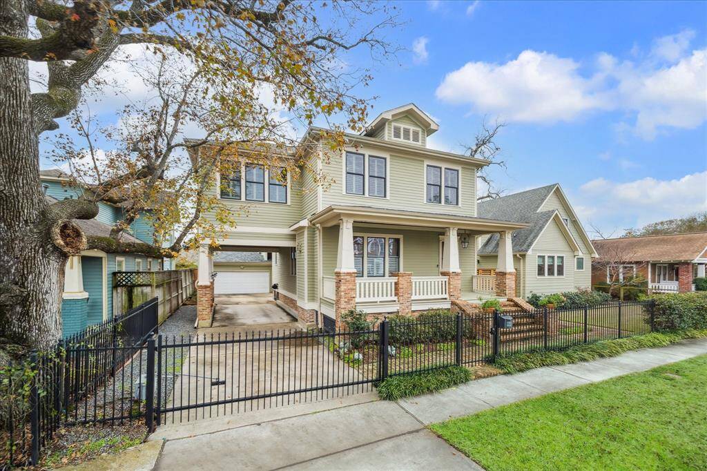 Ideally situated in the Pinelawn subdivision of Houston Heights, this home offers convenient access to a variety of dining, shopping, and entertainment options, all just moments away.