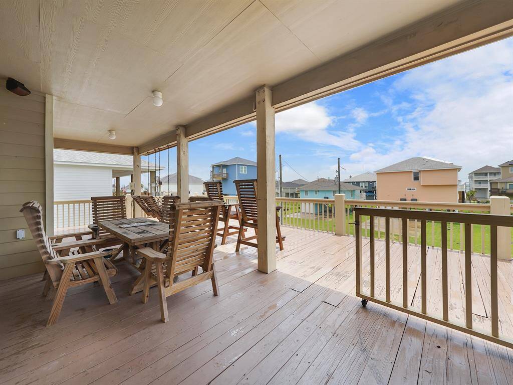 Great covered patio to enjoy the ocean sounds and breeze