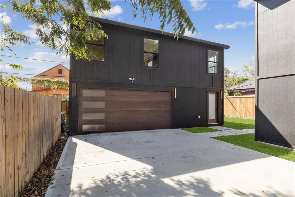There are 2/1 guest quarters behind the house perfect for guests or tenants.
