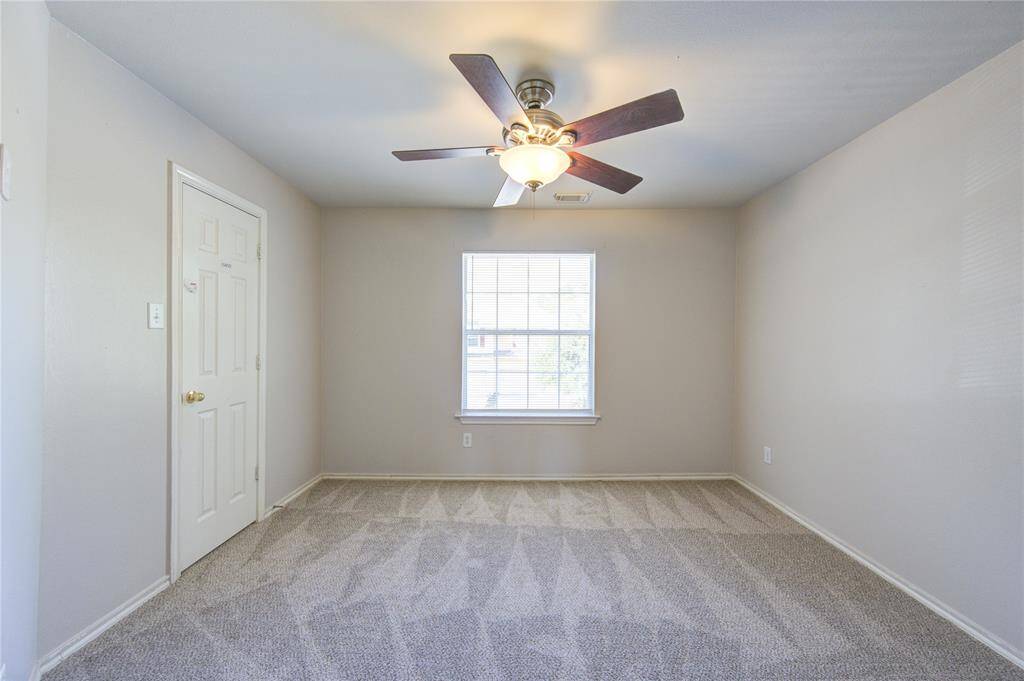 Secondary bedroom.