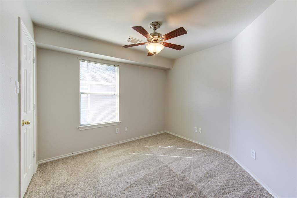 Secondary bedroom.