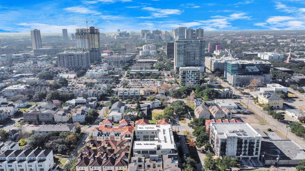 An aerial photograph showcasing its fantastic location near Houston’s top attractions. Enjoy easy access to the Museum District, Houston Zoo, and the Texas Medical Center, all just minutes away.