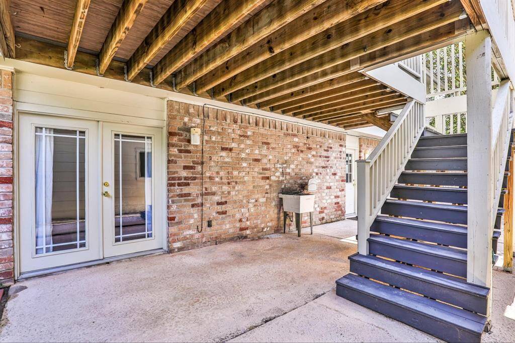 Space between house and detached garage